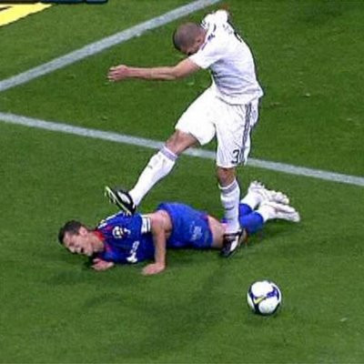 Nói đến Pepe (áo trắng) của Real Madrid thì đó cũng là một biểu tượng của những pha vào bóng "vô học". Sau khi kéo ngã Casquero và bị trọng tài thổi penalty, cầu thủ người Bồ này đã nổi cơn "thịnh nộ" và chạy đến đá tới tấp vào chân và lưng của đối thủ còn nằm trên sân.