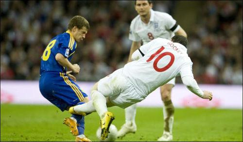 Wayner Rooney là cầu thủ vừa mang bản chất của thiên thần lẫn ác quỷ. Trong trận ĐT Anh gặp ĐT Ukraina, Rooney cũng có một hành động vô cùng xấu đó là đạp thằng vào ống đồng của cầu thủ Ukraina.