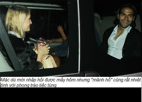 Dù chỉ mới gia nhập MU được mấy ngày nhưng có lẽ "mãnh hổ" Falcao là người sẽ giơ cả 2 chân 2 tay để ủng hộ các vụ nhậu nhẹt như thế này.