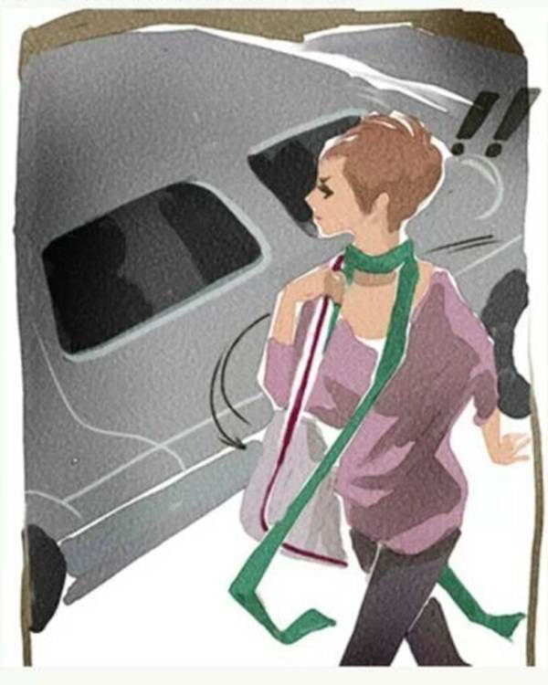 Nếu nghi ngờ có một chiếc xe đang áp sát chuẩn bị giật túi xách của mình, bạn hãy nhanh chóng quay người và đi ngược lại hướng mà chiếc xe đang đi.