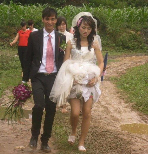 Trước đó hình ảnh cô dâu đi dép tổ ong vì đường lầy lội cũng được cộng đồng mạng like và chia sẻ rầm rộ. Đông đảo cư dân mạng chúc phúc cho "cặp đôi hoàn cảnh" với những comment hài hước.