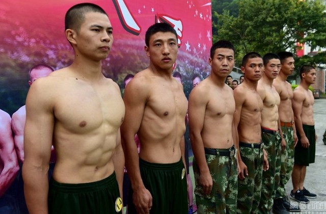 Thứ hai là màn thách thức độ rắn chắc của cơ thể với các tấm ván.