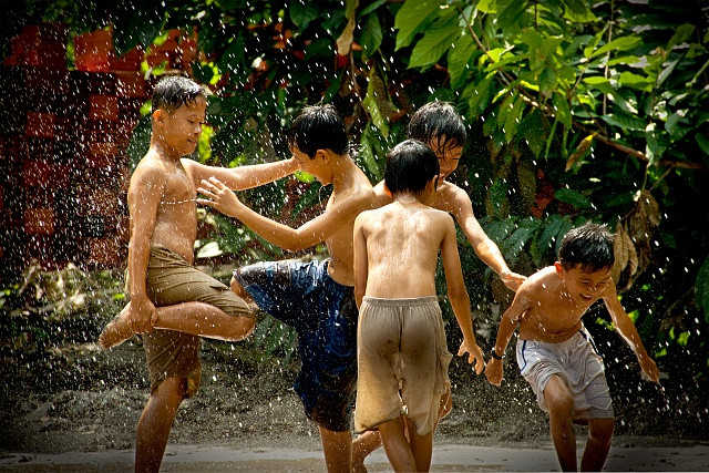 Đá gà, tắm mưa...là những kỷ niệm không thể nào quên của thế hệ trước.