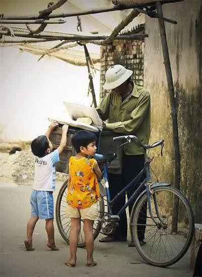 Mỗi buổi trưa khi bác bán kem dạo ngõ với tiếng kèn đặc trưng "kem mút, kem mút" sẽ thấy đám trẻ con lấp ló trong nhà háo hức chạy ra mua.