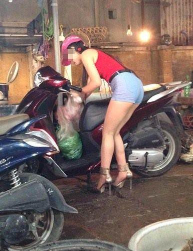 Thời trang siêu ngắn quả thật không hợp với việc đi chợ.