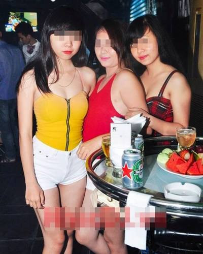 Thời trang đi bar "hở càng nhiều càng tốt" là đang là sự lựa chọn của nhiều cô gái trẻ.