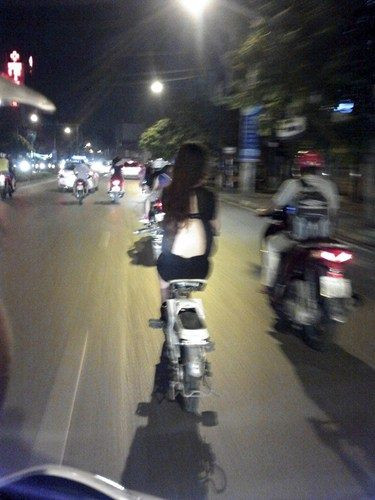Lại một màn khoe lưng táo bạo của một cô gái có lẽ chỉ đang tuổi học sinh.