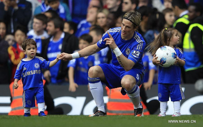 Fernando Jose Torres Sanz đang chỉ dặn dò cậu con trai của anh ấy một cách rất nghiêm túc.