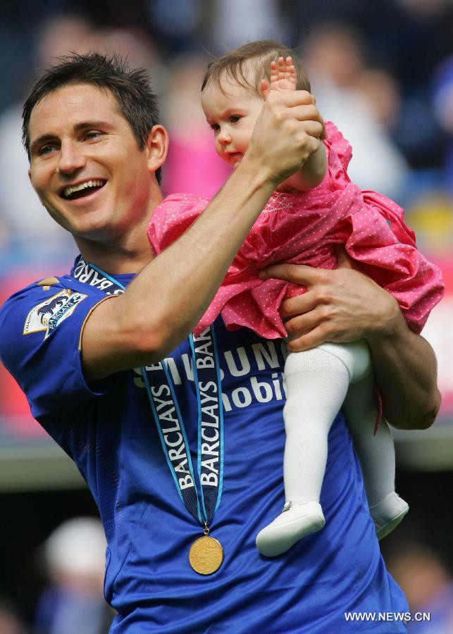 Frank Lampard đang ăn mừng chiến thắng cùng cô công chúa nhỏ của anh ấy.