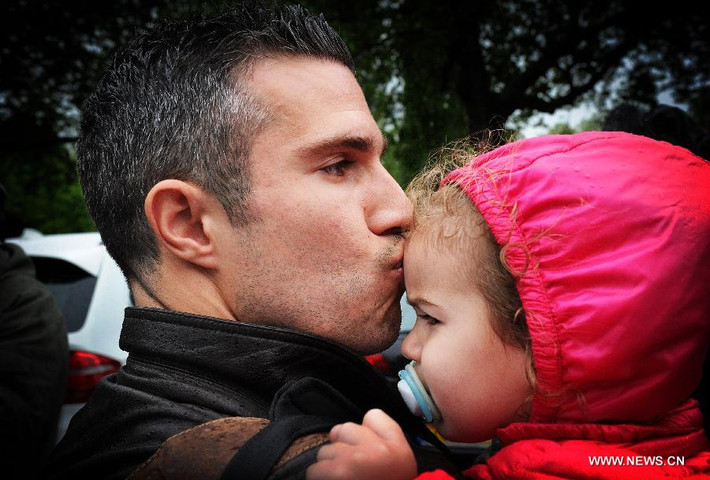 Robin van Persie hôn tạm biệt con gái của anh trước một giải đấu lớn. Trông Robin đầy lưu luyến khi phải xa cô nhóc.