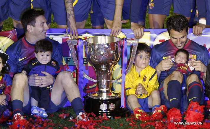 Lionel Andrés Messi (trái) và Francesc Fabregas Soler (phải) đang chia vui cùng những cục cưng của họ.
