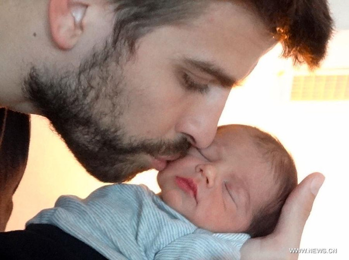 Gerard Piqué Bernabéu đang dịu dàng hôn lên má của con trai anh ấy. Một hình ảnh rất đẹp về tình cha con của Piqué.