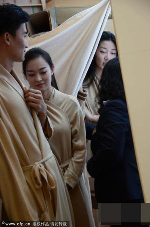Một số người mẫu nữ vẫn nhờ quản lý của mình quây vải để thay đồ, nhưng do yêu cầu cấp thiết thời gian nên đa số các mẫu nữ lựa chọn các thay đồ ngay bên ngoài.