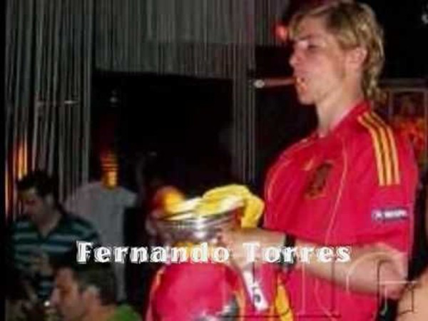 Torres "phê pha" với điếu xì gà trên môi.