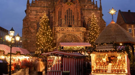 Chợ Giáng sinh Haupt Markt – Nuremberg (Đức): Đức là nước có nhiều chợ Giáng sinh cổ, và nổi tiếng nhất có lẽ là chợ Giáng sinh Haupt Markt. Tại đây, du khách có dịp ngắm 180 gian hàng bày bán đồ trang trí Giáng sinh, thưởng thức món xúc xích truyền thống và vài ly bia là đặc sản của Đức.