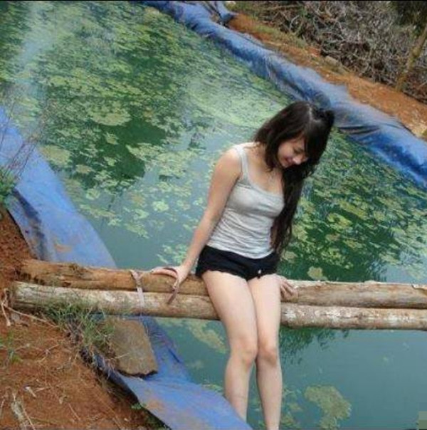 Nữ sinh này nghĩ gì khi pose hình ở một nơi khá là "nguy hiểm" như thế này. Bức ảnh hút mắt không chỉ bởi chiếc quần siêu ngắn của nữ sinh này mà còn bởi background quá "độc".