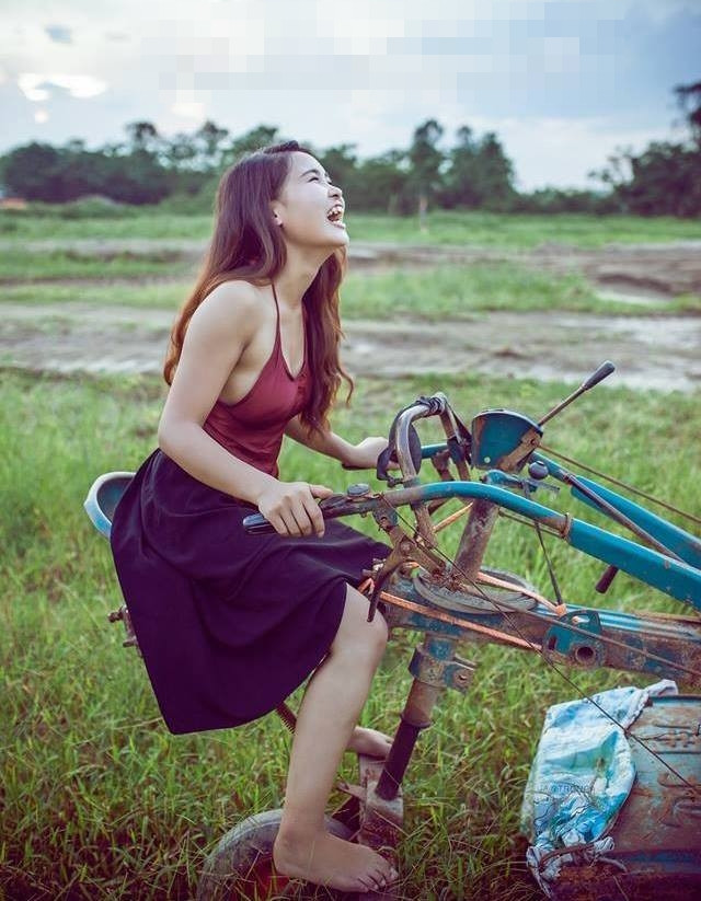 Chán phố và những đầm sen, nữ sinh này về quê tạo dáng với máy cày để thực hiện bộ ảnh mới của mình với trang mục yếm nâu mát mẻ.