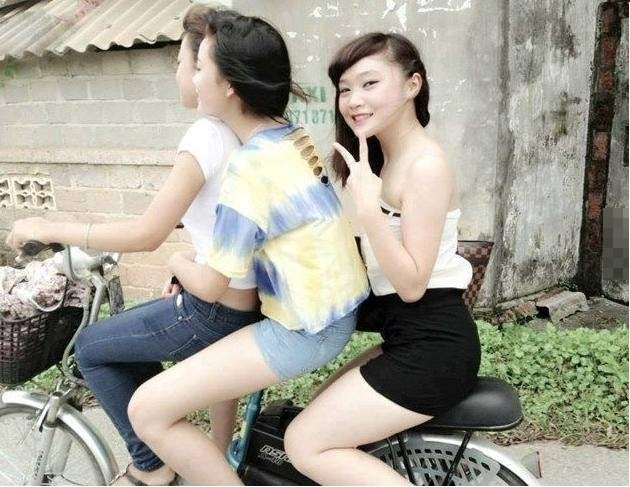 Áo quây khoe vai trần, quần soóc cạp cao khoe tối đa chiều dài của chân, kẹp ba và tạo dáng xì-teen trên đường quê.