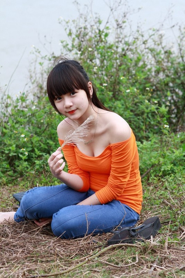 Bức ảnh của nữ sinh này không chỉ nổi bật bởi sự xinh đẹp hay màu sắc của trang phục mà còn bởi làn da trắng hồng và khuôn ngực đầy đặn lấp ló sau chiếc áo trễ vai kia.
