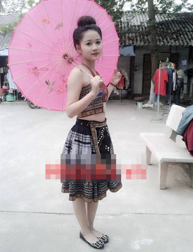 Trang phục dân tộc với chiếc áo hở rốn này có vẻ như đã khiến nữ sinh này trở nên thu hút ánh nhìn hơn rất nhiều.