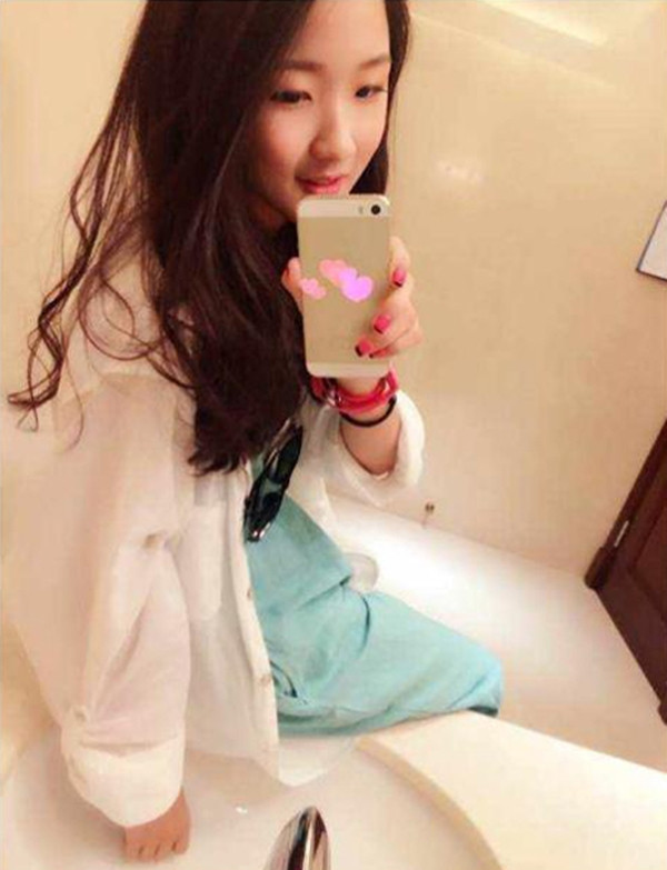 Rất nhiều người tỏ ra ngạc nhiên với độ tuổi của Lou Lou: "Tôi tưởng đây là một cô gái chứ không phải một cô bé. Ít nhất thì trông Lou Lou cũng giống như sinh viên đại học năm nhất. Sức mạnh của trang điểm thật kinh khủng", một cư dân mạng bình luận. Tuy nhiên, phần đông lại có thái độ phản đối việc trang điểm và làm đẹp bằng mỹ phẩm quá sớm của Lou Lou. Họ cho rằng 12 tuổi là độ tuổi mà làn da của các bé gái vẫn non nớt và căng tràn sức sống, việc sử dụng các loại mỹ phẩm để bảo vệ là hoàn toàn không cần thiết và có khi còn phản tác dụng.