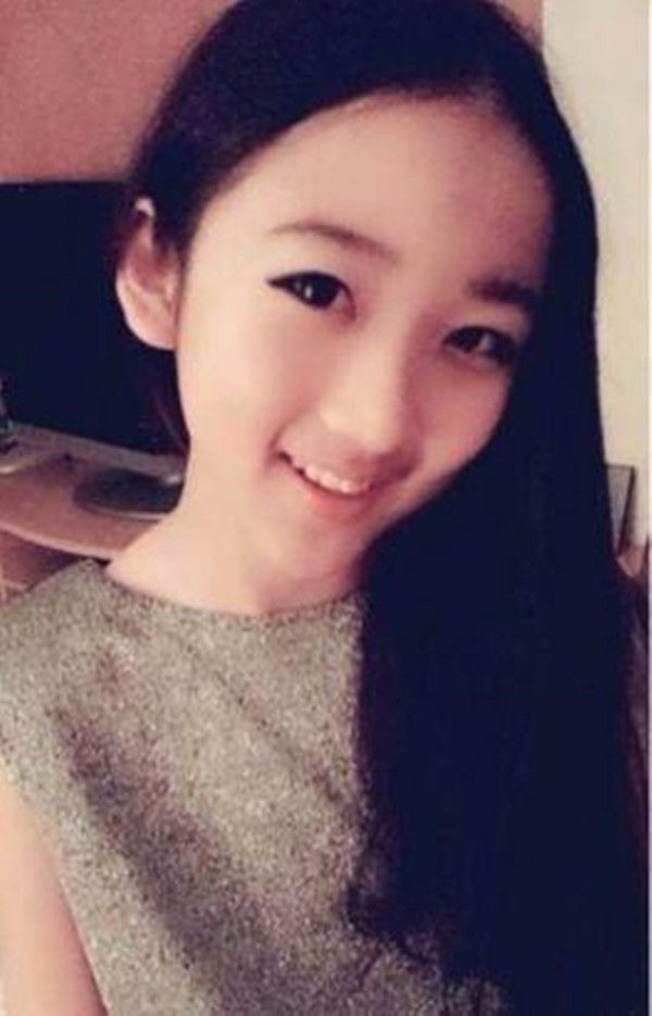 Cùng với đó là một loạt hình ảnh "tự sướng" cùng với những chia sẻ về cách thức sử dụng mỹ phẩm, chăm sóc sắc đẹp dựa vào những sản phẩm đắt tiền gây sốt như: "5 tuổi mình đã bắt đầu tự uốn tóc", "Không cần biết đắt đến đâu, miễn là hợp với da mình là được", "Đang đi thẩm mỹ viện tẩy lông cùng mẹ".