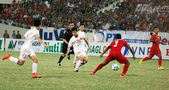 Mới đây, trong tình huống nâng tỷ số 3-0 của Văn Toàn trong trận bán kết cúp U19 Nutifood với đối thủ U19 Myanmar, khán giả lại tán thưởng Công Phượng bằng những tràng pháo tay không ngớt khi cầu thủ này sử dụng kỹ thuật chuyền bóng "lườm rau gắp thịt".