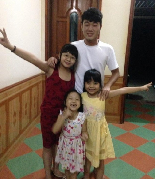 Xuân Trường chụp ảnh cùng các em trong gia đình.