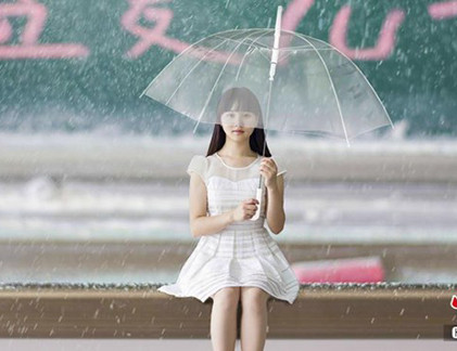 Cô gái nhỏ cầm ô che bụi phấn đang rơi như mưa.