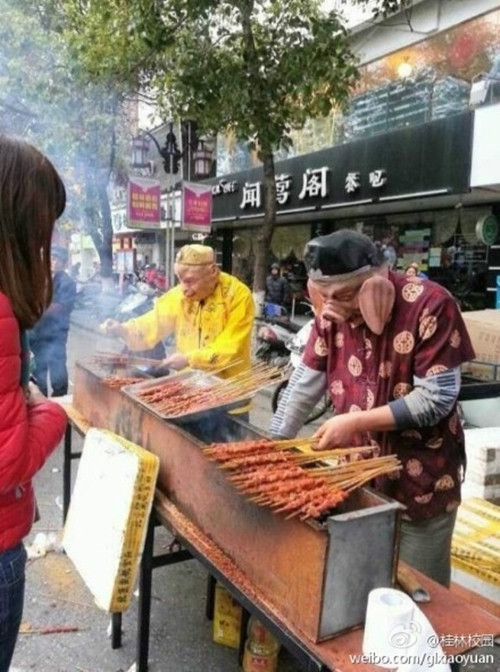 Theo truyền thuyết, ăn thịt Đường Tăng sẽ trường sinh bất lão nên Tôn Ngộ Không và Trư Bát Giới thời hiện đại đã cả gan rao bán "thịt" của sư phụ mình.