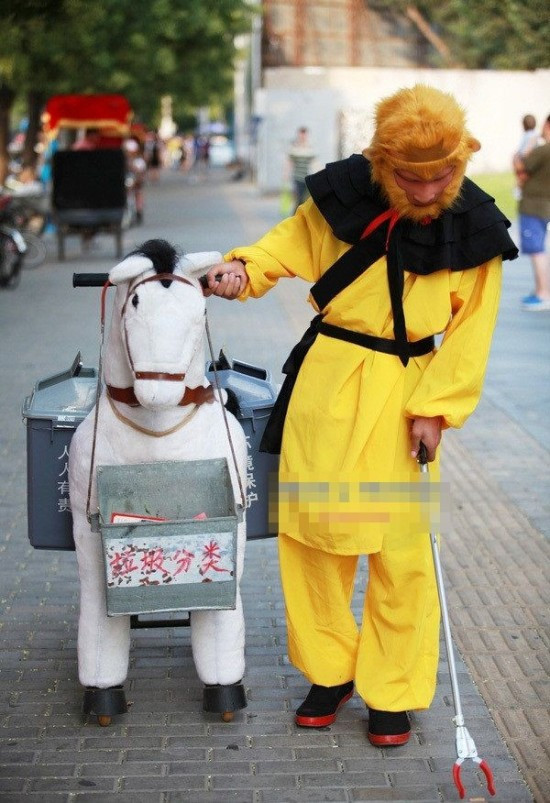 Theo thông tin trên mạng, họ là những chàng trai tình nguyện viên môi trường, dù thời tiết khá nóng nực nhưng họ vẫn mặc những bộ đồ hóa trang cầu kỳ. Mặc dù toát mồ hôi vì đi bộ khá nhiều trong bộ đồ không thoáng khí nhưng "thầy trò Đường Tăng" vẫn rất nhiệt tình và chăm chỉ dọn dẹp rác rưởi trên đường.