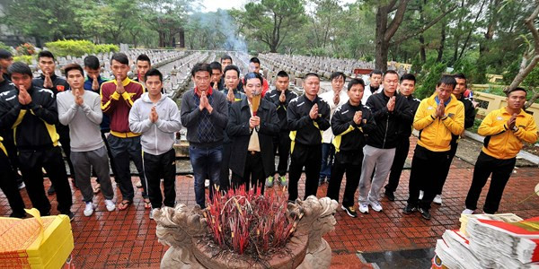 Nếu nhắc đến CLB coi trọng việc "có thờ có thiêng, có kiêng có lành" nhất V-League thì CLB T&T Hà Nội đứng số 1. Cứ khi chuẩn bị cho mùa giải mới họ luôn đi dâng hương ở những nơi thiêng trong Hà Nội (họ gọi là xin ơn) và sau đó khi họ giành được danh hiệu họ lại quay lại chính nơi đó để dâng công (họ gọi là tạ lễ). Ảnh: blognhanh.
