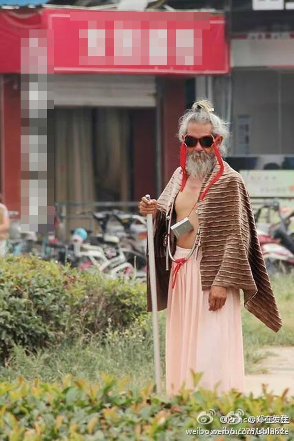 Một số khác lại cho rằng ông lão ăn mày có vấn đề về thần kinh và kêu gọi mọi người không nên tung hô, lấy một người bị bệnh làm trò giải trí như thế. Phải tôn trọng và cảm thông hơn với ông lão cao tuổi trí tuệ không còn minh mẫn.