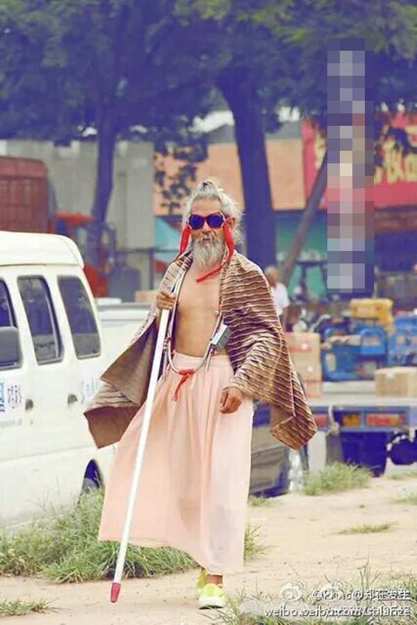 Cư dân mạng Trung Quốc đã nhanh chóng chia sẻ hình ảnh của ông lão ăn mày với những bình luận rất hào hứng. "Đây mới là thời trang đường phố chính hiệu"; "Sau anh chàng ăn mày bụi bặm kia mới lại thấy một tín đồ thời trang đặc biệt như thế này. Đúng là thời trang không phân biệt lứa tuổi, giới tính và đẳng cấp xã hội", là những bình luận hài hước về chủ đề này.