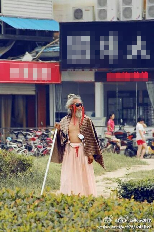 Ngoài ra còn có ý kiến cho rằng ông lão ăn mày này chỉ là một diễn viên đóng thế công khai, và rằng ông sẽ nổi tiếng sau khi được truyền thông tìm tới và tung hô. "Ông ấy có thể không phải là một người ăn mày, quần áo của ông ấy rất sạch sẽ, có thể ông ấy chỉ làm vậy cho vui thôi", một cư dân mạng bình luận.