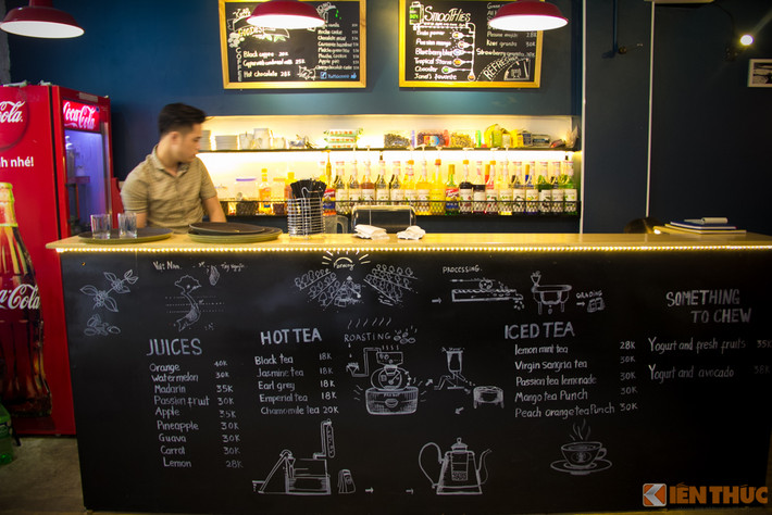 Kaffe Cây Xăng ngoài việc đa dạng về không gian còn đa dạng về đồ uống, với trên 50 đồ uống thì các vị khách có thể tha hồ lựa chọn những đồ uống hợp "gu" với mình.