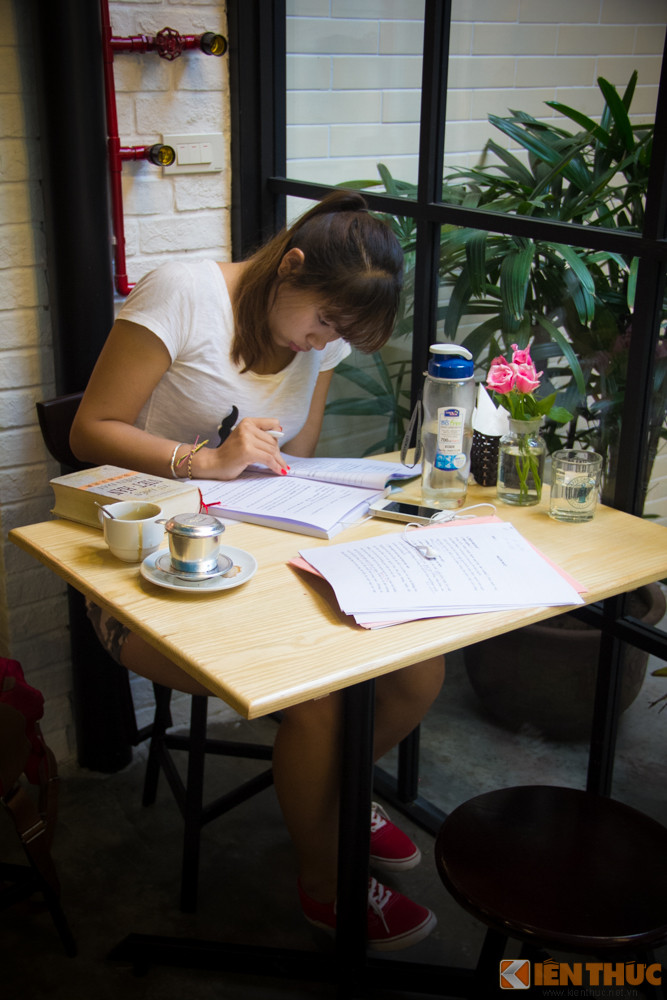 Là một vị khách thường xuyên của Kaffe Cây Xăng, bạn Huyền Anh - sinh viên trường Đại học Kinh Tế Quốc Dân chia sẻ: "Mình chọn Kaffe Cây Xăng vì gần nhà và tại đây mình có thể học, giao lưu với bạn. Giá cả ở quán cũng rất phải chăng, phù hợp với sinh viên như mình”.