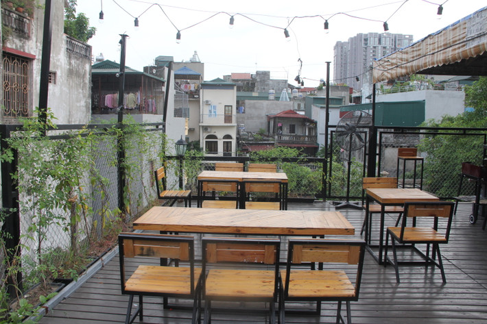 Nằm trên ngõ Thịnh Hào 1, Catchy pub and bar được biết đến là một tổ hợp gồm một quán pub nhỏ và đi kèm là 1 phòng tập nhảy.