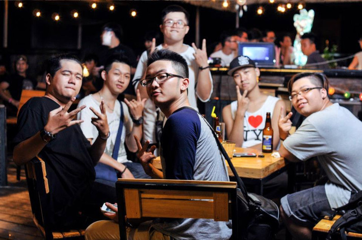 Vì chủ quán là một dancer kì cựu nên Catchy thường xuyên là điểm ghé tới của dân nhảy. Có thể nói Catchy là một tụ điểm lớn của các dancer Hà thành. Tới đây, họ không những được thưởng thức đồ uống mà họ còn được học hỏi và giao lưu từng bước nhảy.
