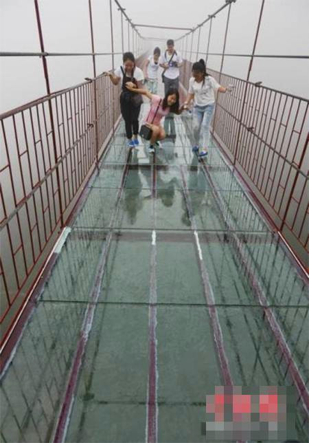 Trong khi con đường kính "sky walk" ở Hà Bắc dài đến 95m toàn bộ là kính thì chiếc cầu treo dài 300m ở Hồ Nam này chỉ có một đoạn làm bằng kính...