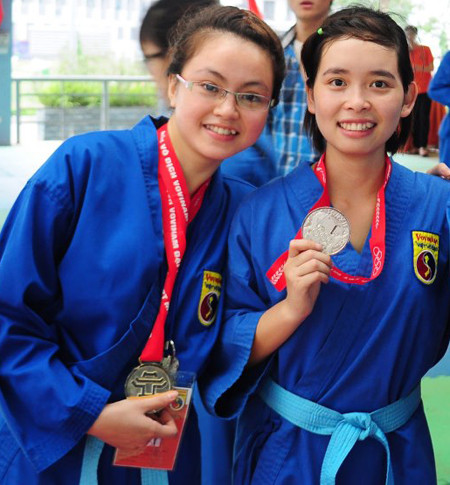 Lan Anh (bên trái) là một bạn trẻ đa tài, cô giành 2 huy chương Vàng về cho đại học FPT ở nội dung đơn luyện nữ và quyền tập thể tại giải Vô địch Vovinam mở rộng.