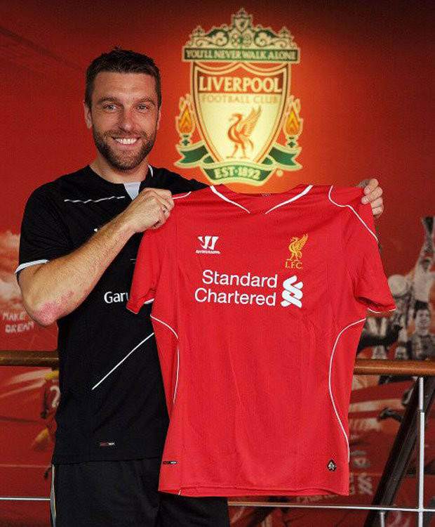 Rickie Lambert về Liverpool từ Southampton với giá 4 triệu bảng. Từng được tính là phương án thay thế cho Suarez, khi ngôi sao này được thi đấu quá nhiều trong mùa giải năm ngoái. Nhưng may mắn cho Rickie Lambert là Suarez đã ra đi và anh nghiễm nhiên trở thành tiền đạo cắm đích thực của Liverpool ở mùa giải mới.