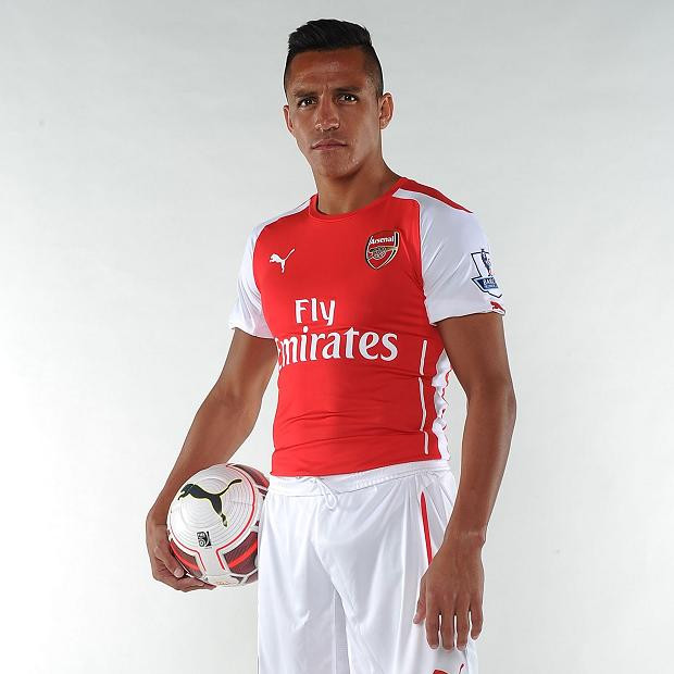 Alexis Sanchez sẽ là người chia lửa với Oliver Giroud và giúp cầu thủ quen "ăn sẵn" này trở nên nguy hiểm hơn. Sanchez sẽ thi đấu sau lưng Giroud, với tốc độ và sức mạnh của mình Sanchez sẽ hút cầu thủ đối phương và tạo khoảng trống cho Giroud tự do xoay sở.