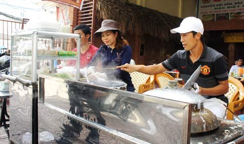 Trong giới cầu thủ, người gây sốc nhất có lẽ là Mạnh Tú. Cầu thủ gốc Nam Định này sau một thời gian trôi dạt qua nhiều CLB và sau đó quyết định giải nghệ về mở quán... bánh cuốn, bánh ướt.