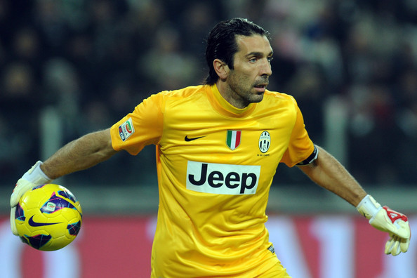 2. Gianluigi Buffon (Juventus/Italy): Tuy không thể cùng ĐT Italy tiến sâu vào vòng trong của World Cup 2014 nhưng mới màn thể hiện ấn tượng cùng Juventus thì thủ thành 38 tuổi này vẫn có tên trong danh sách những thủ môn xuất sắc nhất thế giới năm 2014.