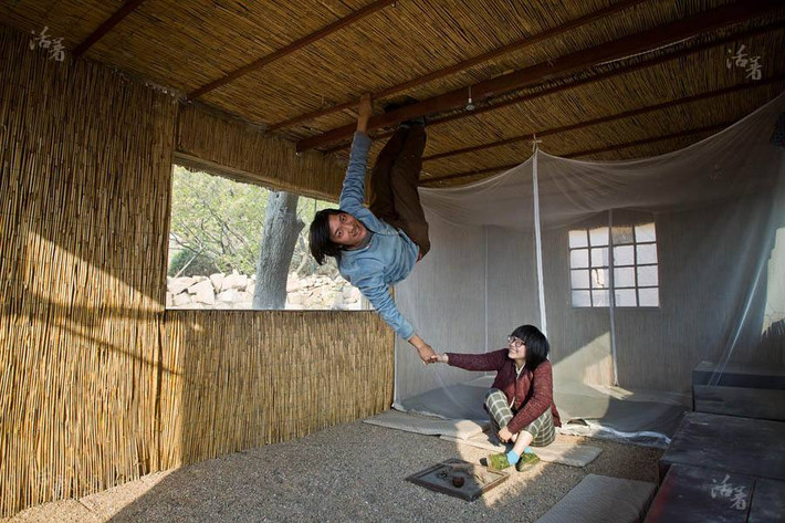 Tang Guanhua cho biết anh và vợ đã sống trên núi trong ba năm, trong thời gian đó, với sự giúp đỡ của bạn bè họ đã học được cách làm thế nào để tự đảm bảo cuộc sống. Họ thậm chí còn tạo ra lửa bằng cách sử dụng phương pháp nguyên thủy nhất .