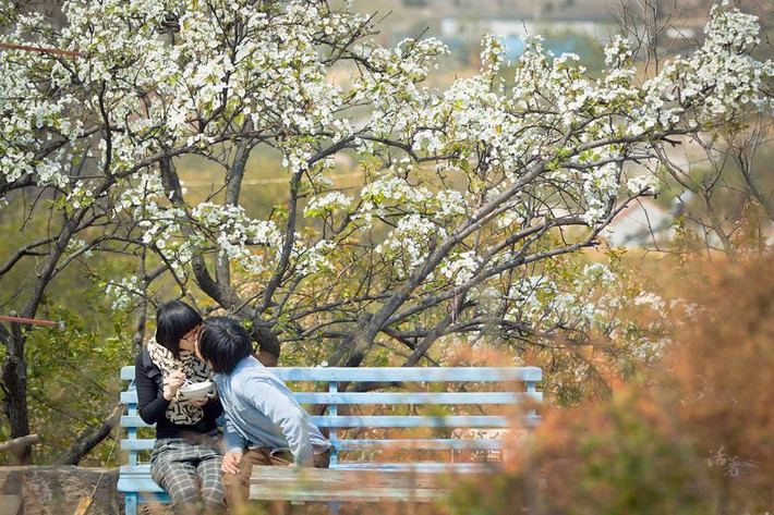 Cặp đôi đang sống rất hạnh phúc trên núi với không khí thiên nhiên rất trong lành.