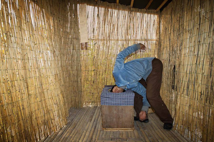 "Nhà vệ sinh" khá sạch sẽ của cặp vợ chồng.