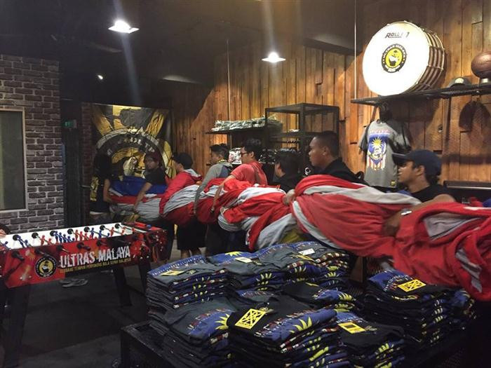 Cứ mỗi khi ĐT Malaysia thi đấu, các thành viên của Ultras Malaysia lại bắt đầu công việc chuẩn bị đồ cổ vũ của mình. Họ chuẩn bị áo, cờ, trống và thứ quan trọng nhất là pháo.