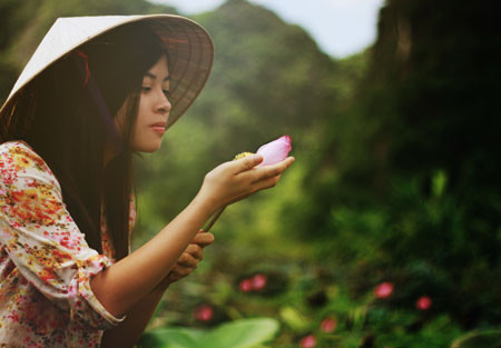 Chỉ sau một năm đặt chân đến miền đất mới, Ngân đã được bầu giữ vị trí Phó Chủ tịch của Hội sinh viên Việt Nam tại Pháp. Trước đó, tại Nice, nơi mà cô bạn đang sinh sống, học tập, Ngân cũng được biết đến với vai trò người tổ chức các hoạt động tập thể như chương trình Tết, Trung thu, các ngày hội thể thao... Nhờ những thành tích trong học tập và hoạt động xã hội nhiệt tình của mình, Ngân đã đạt được sự tín nhiệm cao của đông đảo du học sinh.